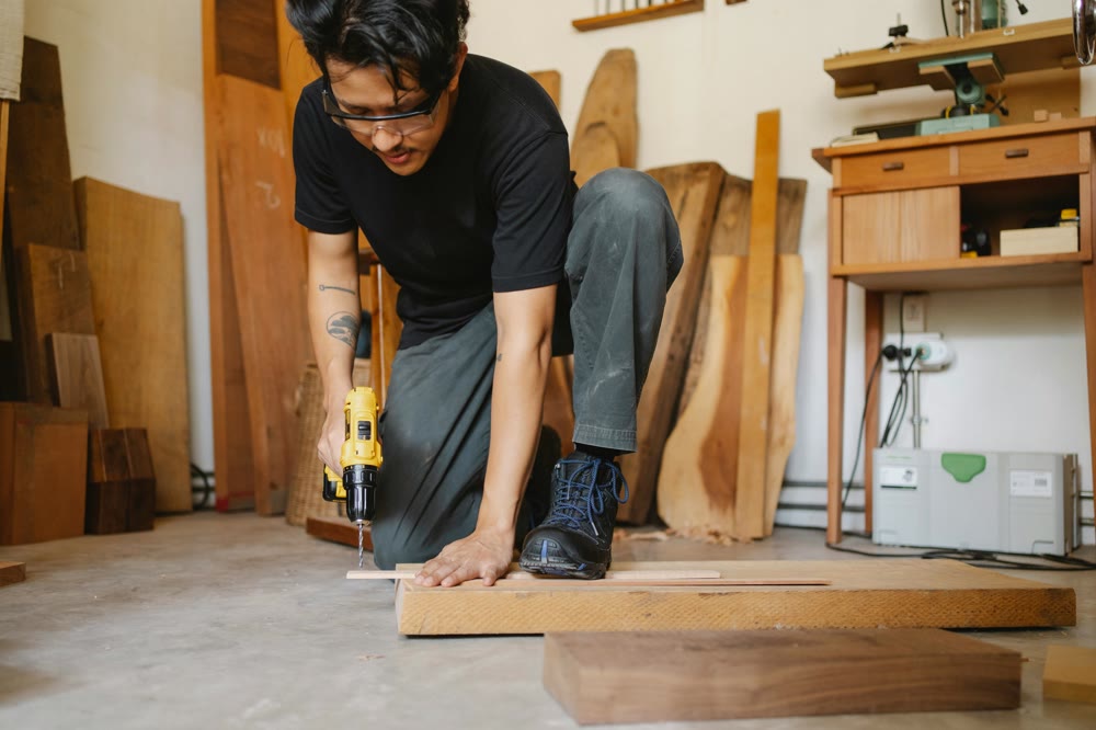 Handwerker beim Bohren